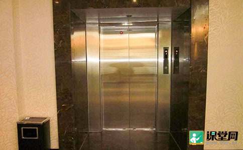大班安全教案：电梯里的安全
